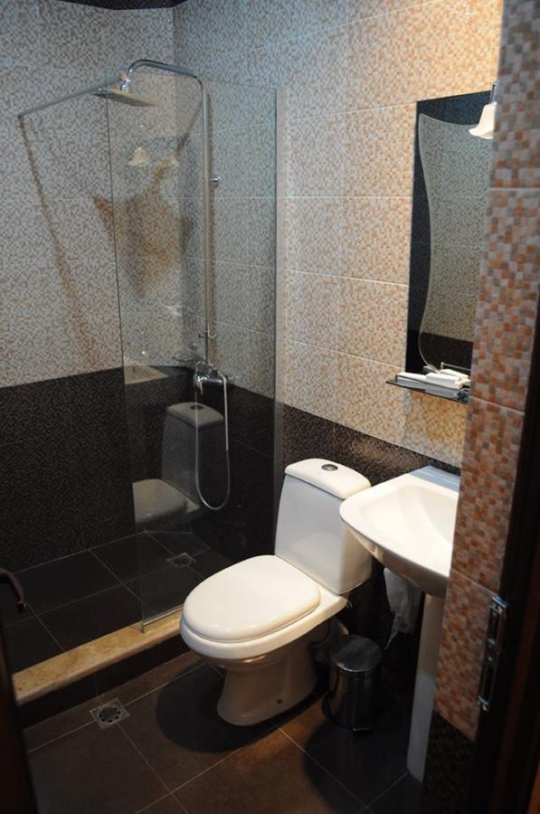 Hotel Apollon Jerevan Buitenkant foto